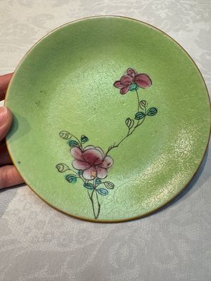 Four Chinese famille rose saucers and a gilt-decorated powder-blue-ground saucer, Qianlong and Jiaqing marks, 18/19th C. — photo 8