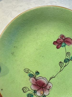 Four Chinese famille rose saucers and a gilt-decorated powder-blue-ground saucer, Qianlong and Jiaqing marks, 18/19th C. — photo 10
