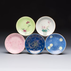 Four Chinese famille rose saucers and a gilt-decorated powder-blue-ground saucer, Qianlong and Jiaqing marks, 18/19th C. — photo 1