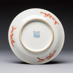 Four Chinese famille rose saucers and a gilt-decorated powder-blue-ground saucer, Qianlong and Jiaqing marks, 18/19th C. — photo 11