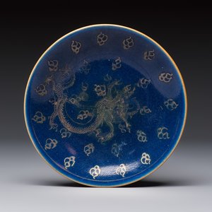Four Chinese famille rose saucers and a gilt-decorated powder-blue-ground saucer, Qianlong and Jiaqing marks, 18/19th C. — photo 2