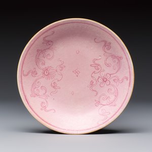 Four Chinese famille rose saucers and a gilt-decorated powder-blue-ground saucer, Qianlong and Jiaqing marks, 18/19th C. — photo 6