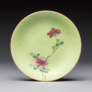 Four Chinese famille rose saucers and a gilt-decorated powder-blue-ground saucer, Qianlong and Jiaqing marks, 18/19th C. — photo 8