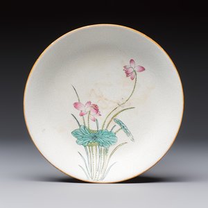 Four Chinese famille rose saucers and a gilt-decorated powder-blue-ground saucer, Qianlong and Jiaqing marks, 18/19th C. — photo 10