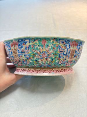 Four Chinese famille rose tazzas, one with a wooden stand, Xianfeng and Tongzhi marks, 19th C. — foto 1