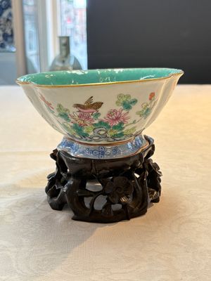 Four Chinese famille rose tazzas, one with a wooden stand, Xianfeng and Tongzhi marks, 19th C. — foto 22