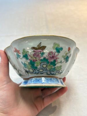 Four Chinese famille rose tazzas, one with a wooden stand, Xianfeng and Tongzhi marks, 19th C. — foto 23