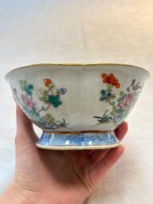 Four Chinese famille rose tazzas, one with a wooden stand, Xianfeng and Tongzhi marks, 19th C. — foto 24