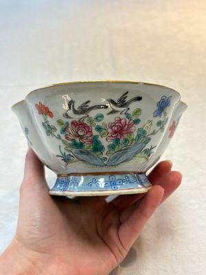 Four Chinese famille rose tazzas, one with a wooden stand, Xianfeng and Tongzhi marks, 19th C. — foto 25
