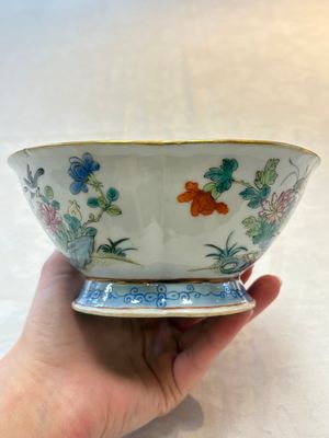 Four Chinese famille rose tazzas, one with a wooden stand, Xianfeng and Tongzhi marks, 19th C. — foto 26