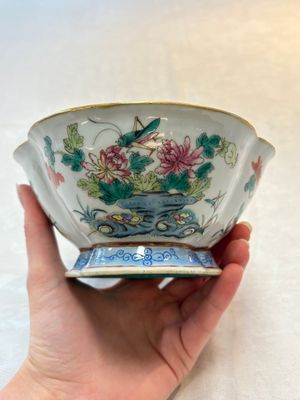 Four Chinese famille rose tazzas, one with a wooden stand, Xianfeng and Tongzhi marks, 19th C. — foto 27