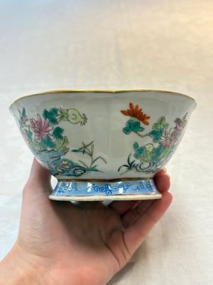 Four Chinese famille rose tazzas, one with a wooden stand, Xianfeng and Tongzhi marks, 19th C. — foto 28