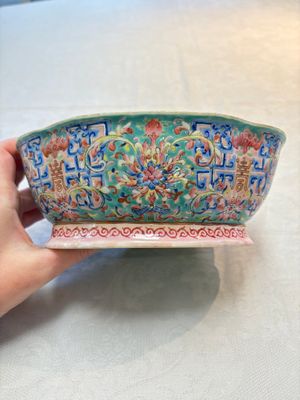 Four Chinese famille rose tazzas, one with a wooden stand, Xianfeng and Tongzhi marks, 19th C. — foto 3