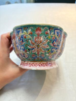 Four Chinese famille rose tazzas, one with a wooden stand, Xianfeng and Tongzhi marks, 19th C. — foto 4