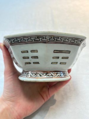 Four Chinese famille rose tazzas, one with a wooden stand, Xianfeng and Tongzhi marks, 19th C. — foto 8