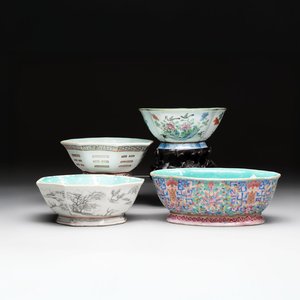 Four Chinese famille rose tazzas, one with a wooden stand, Xianfeng and Tongzhi marks, 19th C. — foto 1