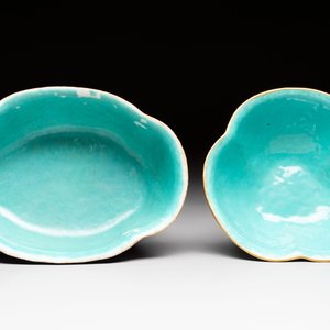 Four Chinese famille rose tazzas, one with a wooden stand, Xianfeng and Tongzhi marks, 19th C. — foto 12