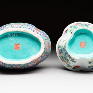 Four Chinese famille rose tazzas, one with a wooden stand, Xianfeng and Tongzhi marks, 19th C. — foto 13