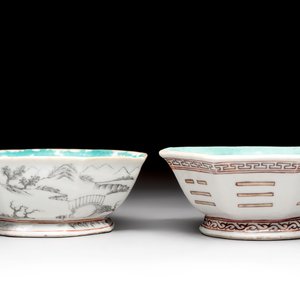 Four Chinese famille rose tazzas, one with a wooden stand, Xianfeng and Tongzhi marks, 19th C. — foto 3