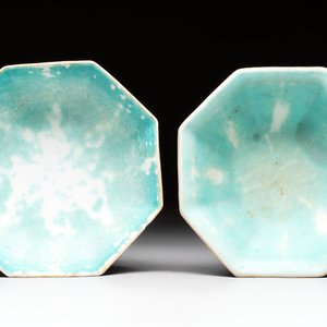 Four Chinese famille rose tazzas, one with a wooden stand, Xianfeng and Tongzhi marks, 19th C. — foto 6