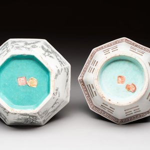 Four Chinese famille rose tazzas, one with a wooden stand, Xianfeng and Tongzhi marks, 19th C. — foto 7