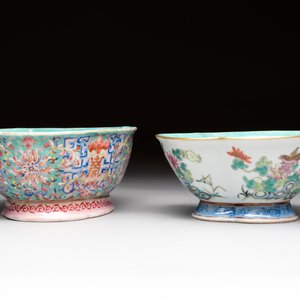 Four Chinese famille rose tazzas, one with a wooden stand, Xianfeng and Tongzhi marks, 19th C. — foto 9