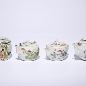 Four Chinese famille rose teapots and covers, 19/20th C. — photo 1