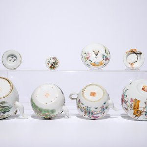 Four Chinese famille rose teapots and covers, 19/20th C. — photo 6