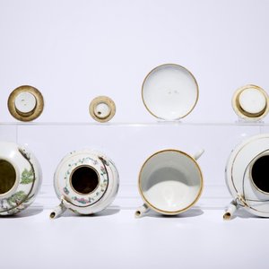 Four Chinese famille rose teapots and covers, 19/20th C. — photo 7