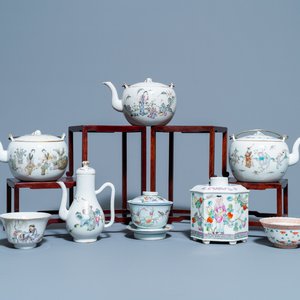 Four Chinese famille rose teapots, three bowls and a caddy, 19/20th C. — 照片 1