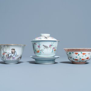 Four Chinese famille rose teapots, three bowls and a caddy, 19/20th C. — 照片 15