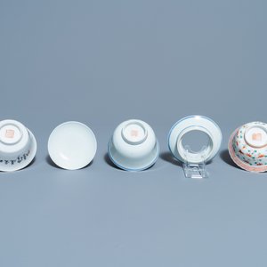 Four Chinese famille rose teapots, three bowls and a caddy, 19/20th C. — 照片 20