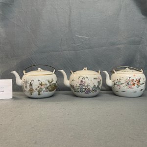 Four Chinese famille rose teapots, three bowls and a caddy, 19/20th C. — 照片 21