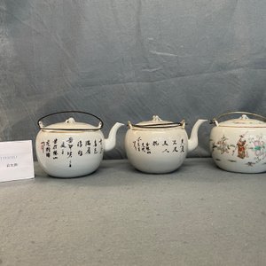 Four Chinese famille rose teapots, three bowls and a caddy, 19/20th C. — 照片 24