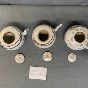Four Chinese famille rose teapots, three bowls and a caddy, 19/20th C. — 照片 25