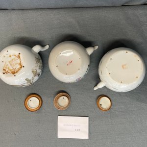 Four Chinese famille rose teapots, three bowls and a caddy, 19/20th C. — 照片 27