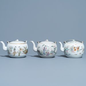 Four Chinese famille rose teapots, three bowls and a caddy, 19/20th C. — 照片 3