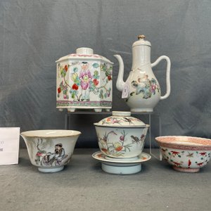 Four Chinese famille rose teapots, three bowls and a caddy, 19/20th C. — 照片 32
