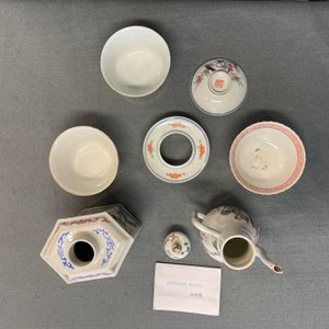 Four Chinese famille rose teapots, three bowls and a caddy, 19/20th C. — 照片 35