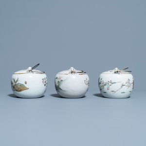 Four Chinese famille rose teapots, three bowls and a caddy, 19/20th C. — 照片 4