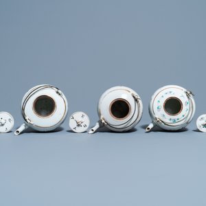 Four Chinese famille rose teapots, three bowls and a caddy, 19/20th C. — 照片 7
