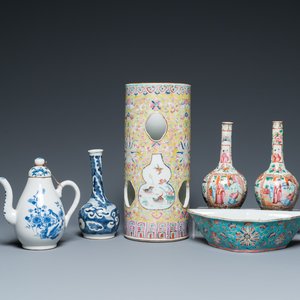 Four Chinese famille rose vases, a bat-shaped bowl and a covered jug, 19th C. — photo 1