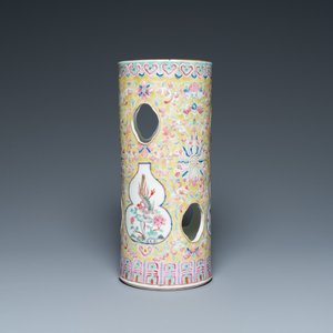 Four Chinese famille rose vases, a bat-shaped bowl and a covered jug, 19th C. — photo 3