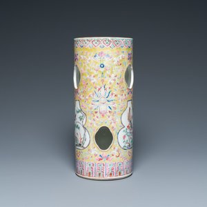 Four Chinese famille rose vases, a bat-shaped bowl and a covered jug, 19th C. — photo 4