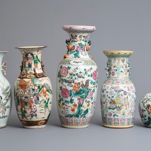 Four Chinese famille rose vases and a jar and cover, 19/20e eeuw — photo 1