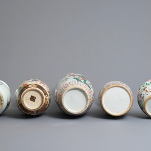 Four Chinese famille rose vases and a jar and cover, 19/20e eeuw — photo 3