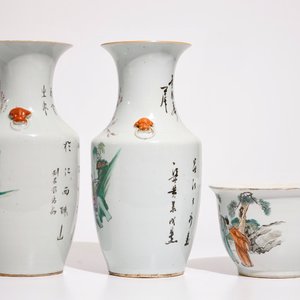 Four Chinese famille rose vases and a qianjiang cai flower pot, 19/20th C. — photo 11