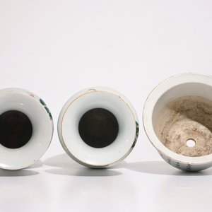Four Chinese famille rose vases and a qianjiang cai flower pot, 19/20th C. — photo 13