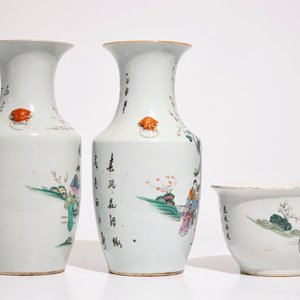 Four Chinese famille rose vases and a qianjiang cai flower pot, 19/20th C. — photo 9