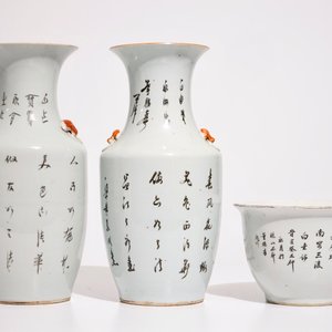 Four Chinese famille rose vases and a qianjiang cai flower pot, 19/20th C. — photo 10